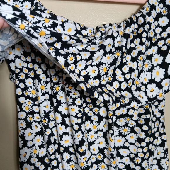 Vibe Daisy print bodysuit. Off the shoulders. Size XL - Picture 2 of 6